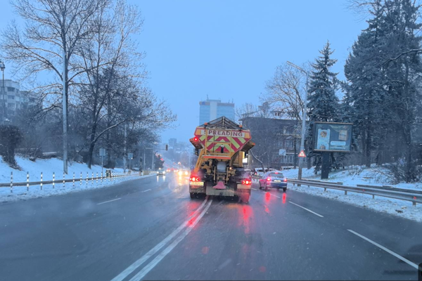 109 снегорина извършват втора обработка със смеси срещу заледяване в София