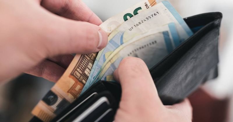 Вдигат заплатите на личните асистенти и финансовата подкрепа за хора с увреждания